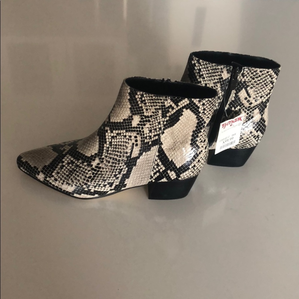 NWT Marc Fisher Snake Booties sz 7